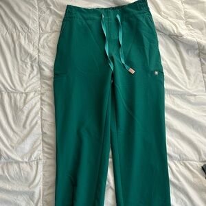 Womens Figs SET. scrub top (S) scrub pants (S). (figs color hunter green)